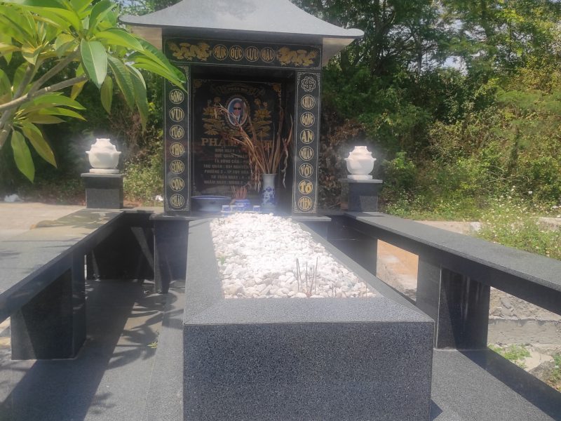 thi-cong-mo-da-tai-cac-nghia-trang-phu-yen