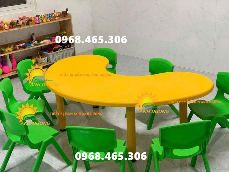 ban-ban-nguyet-mam-non-ban-oval-mam-non-nhap-khau