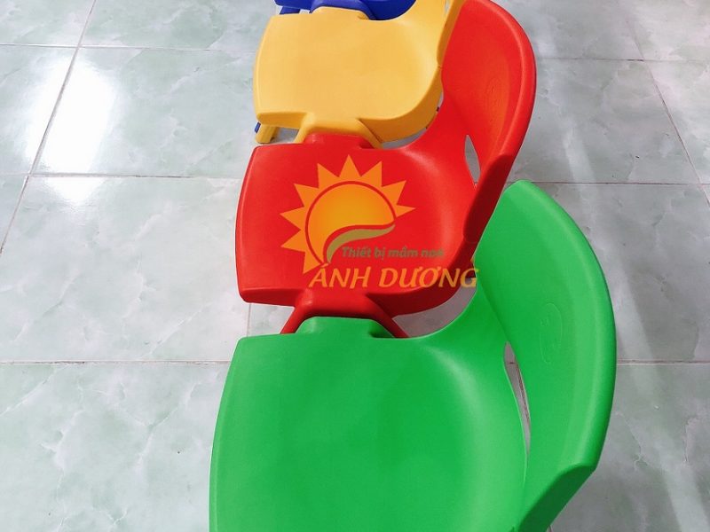 ghe-nhua-duc-mam-non-nhap-khau-nhieu-mau