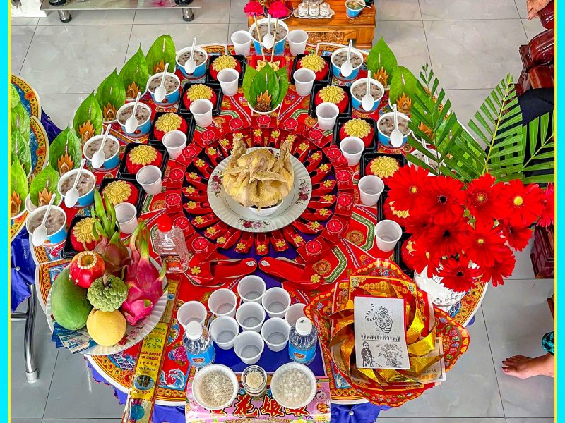 ga-trong-tren-mam-cung-bieu-tuong-linh-thieng-phuc-lanh