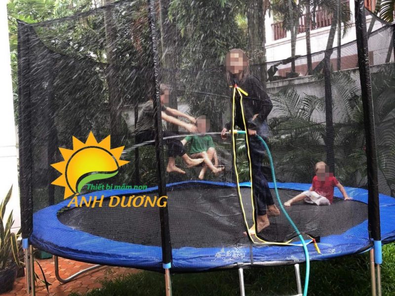 san-nhun-nhay-trampoline-ngoai-troi-cho-cac-be-mam-non