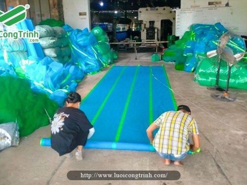 gia-cong-may-vien-be-phan-quang-va-bam-khuy-luoi-pvc-theo-yeu-cau