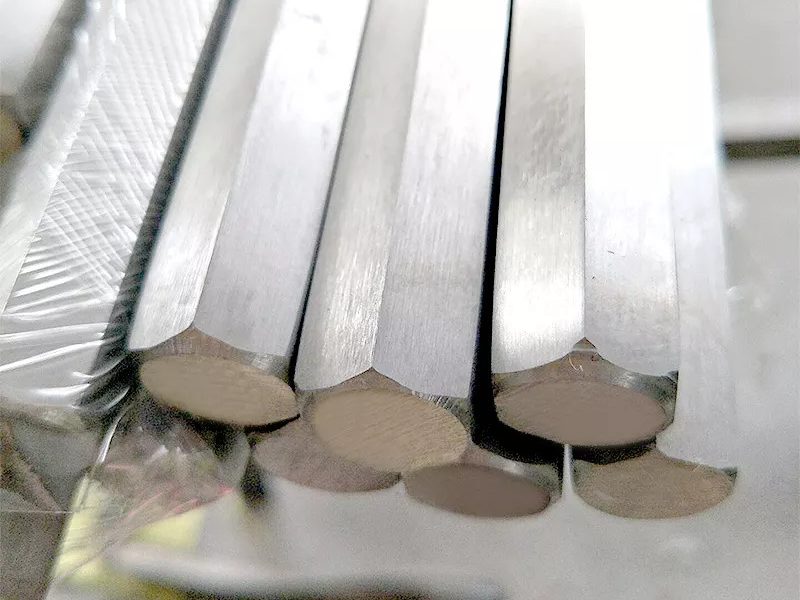 ban-luc-giac-inox-thep-dac-va-ong-rong
