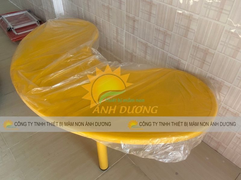 ban-nhua-mam-non-hinh-vong-cung-nhap-khau-4-mau