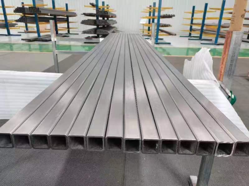 thep-hinh-inox-duc-dap