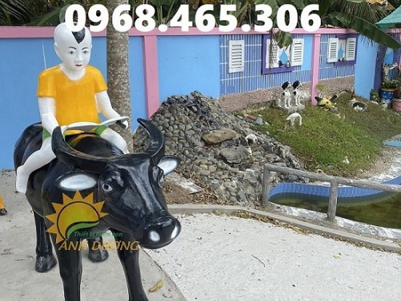 tuong-thach-sanh-chu-be-cuoi-trau-bang-nhua-composite