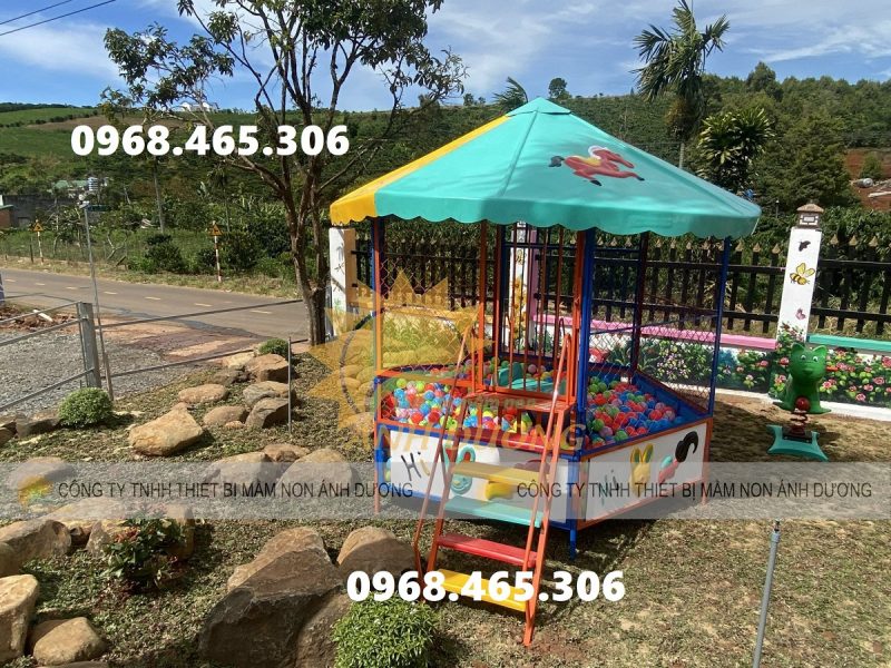 nha-banh-sat-ngoai-troi-tre-em-co-mai-che