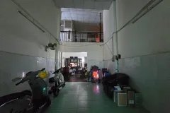 Nhà nở hậu 8m, mặt sau nhà dự phóng đường 12m ra mặt tiền, gần sân bay.