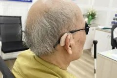 Dù đôi mắt không còn sáng rõ, bác vẫn muốn đôi tai mình được lắng nghe trọn vẹn
