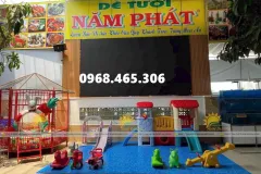 Bập bênh trẻ em và trụ bóng rổ tại An Giang