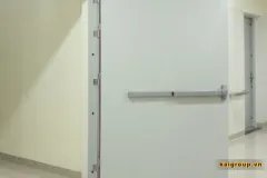 Vai trò quan trọng của thanh đẩy panic trong hệ thống cửa thoát hiểm