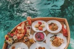 Khay nổi mây nhựa hồ bơi