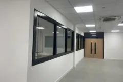So sánh chi phí đầu tư vách kính chống cháy và vách kính thường
