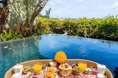 Khay mây nhựa hồ bơi