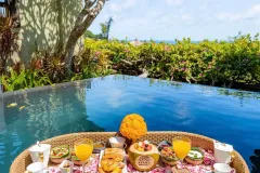Khay nổi đồ ăn hồ bơi sang trọng tại Thành phố Hồ Chí Minh