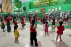 Tham gia lớp học nhảy TikTok; vui vẻ tại quận Tân Phú