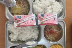 Tuyển nhân viên, tạp vụ, sơ chế, đóng gói chia suất ăn HS
