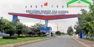 NHÀ LẦU TÂN CỔ ĐIỂN 2 TẦNG MẶT TIỀN NHỰA gần KCN Tân Hương.