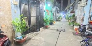 NGAY CHỢ LÊ VĂN QUỚI  - 4X9M - 2 TẦNG ĐÚC THẬT - NHÀ CÒN MỚI ĐẸP Ở NGAY - VÀI