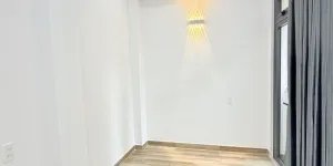 NHÀ MỚI ĐẸP CẠNH MẶT TIỀN TRUNG TÂM TÂN BÌNH, 2 TẦNG KIÊN CỐ 2PN( 1 PN DƯỚI