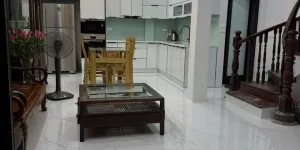 Cho thuê nhà Bồ Đề nguyên căn 40 m 4 tầng 13tr thương lượng !