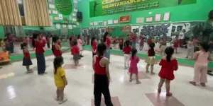Tham gia lớp học nhảy TikTok; vui vẻ tại quận Tân Phú