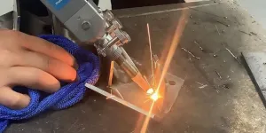 Cty chuyên nội thất kim loại cần thợ hàn, laser inox